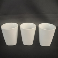Porcelánová šálka bez uška